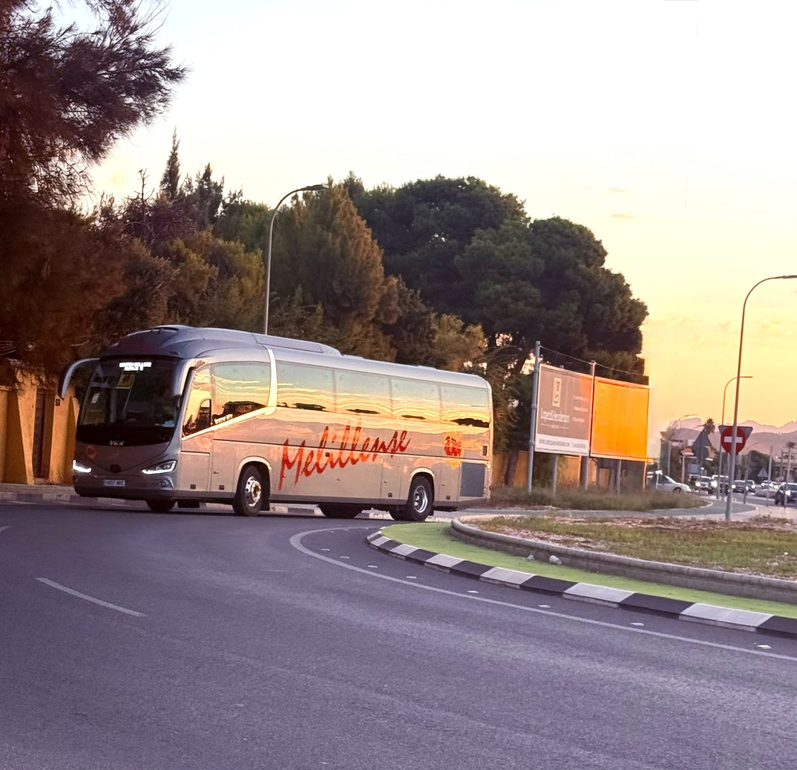 Autobuzul școlar la răsărit, în lumina aurie a dimineții