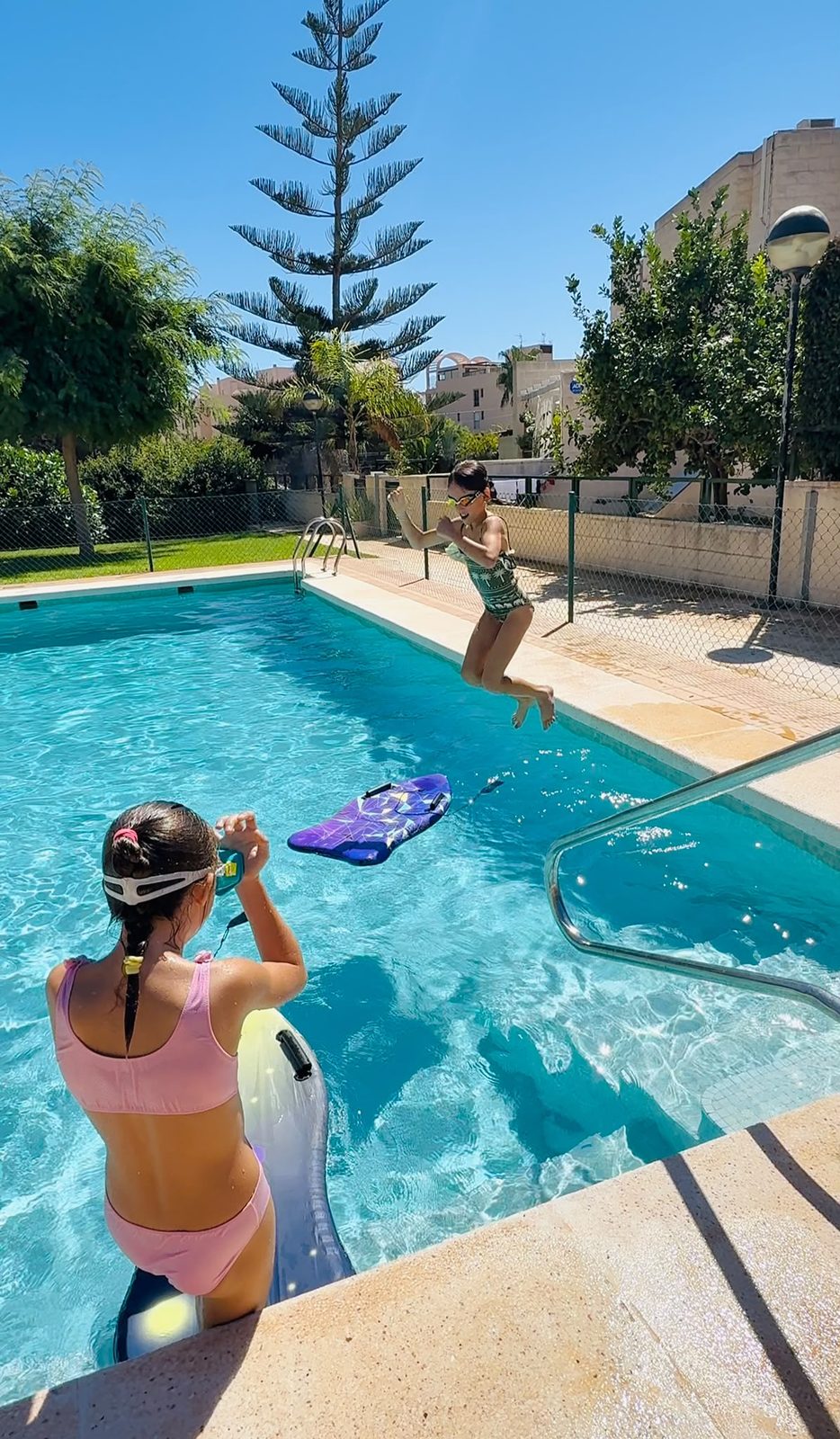 Catinca și Olivia sărind în piscină, în timpul vizitei