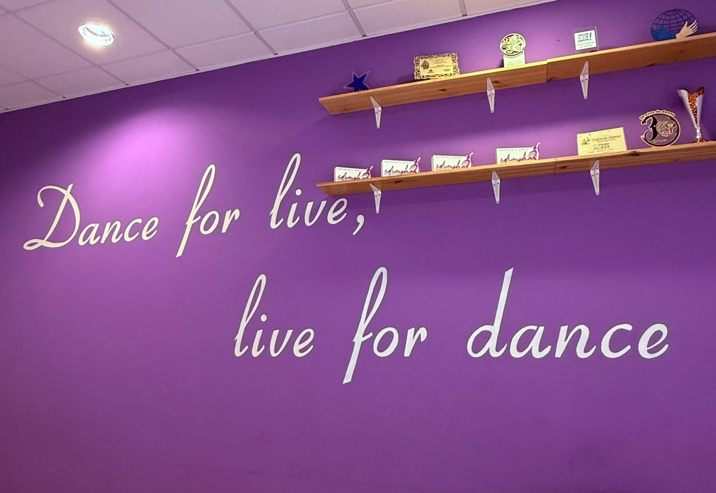 Mesajul „Dance for life, live for dance” scris pe peretele studioului de dans