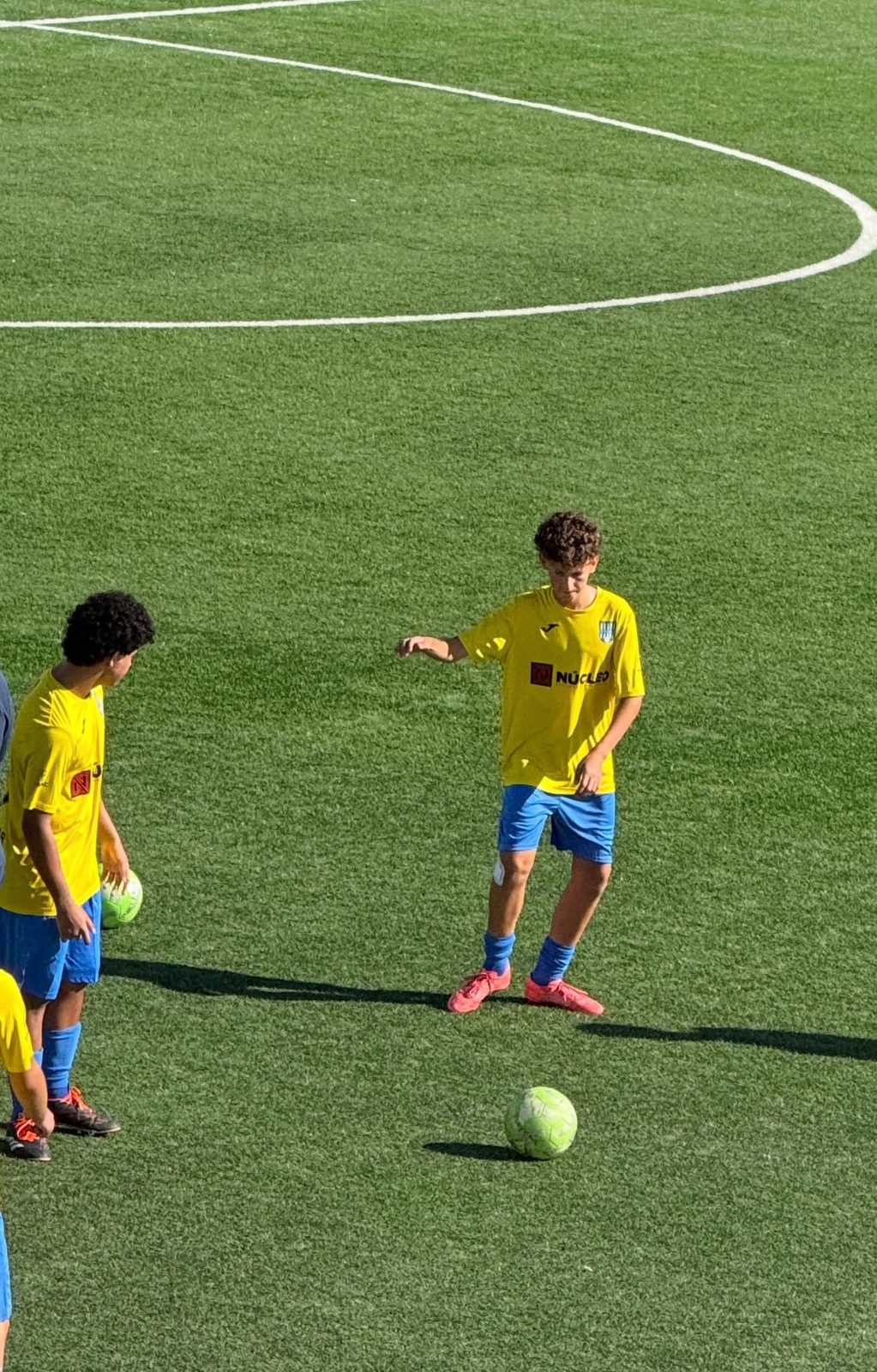Lucas, cu mingea la picior, în timpul meciului de fotbal
