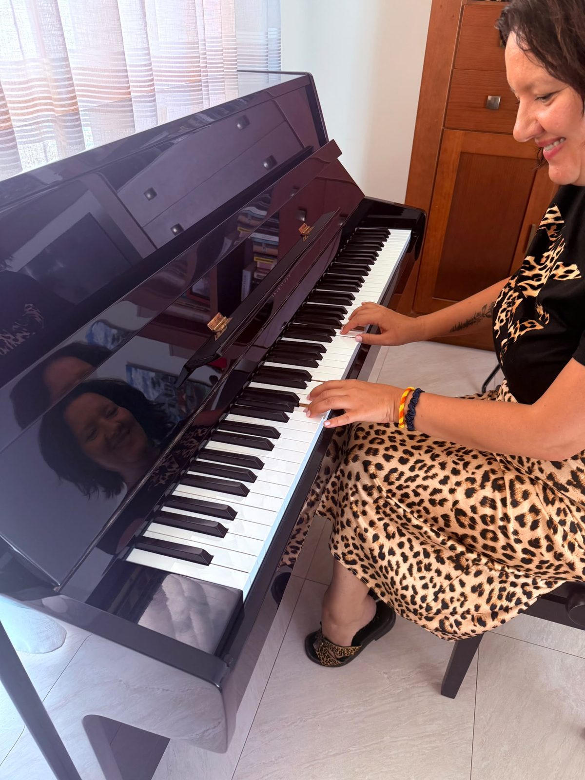 Manuela la prima lecție de pian, cu mâinile pe clape