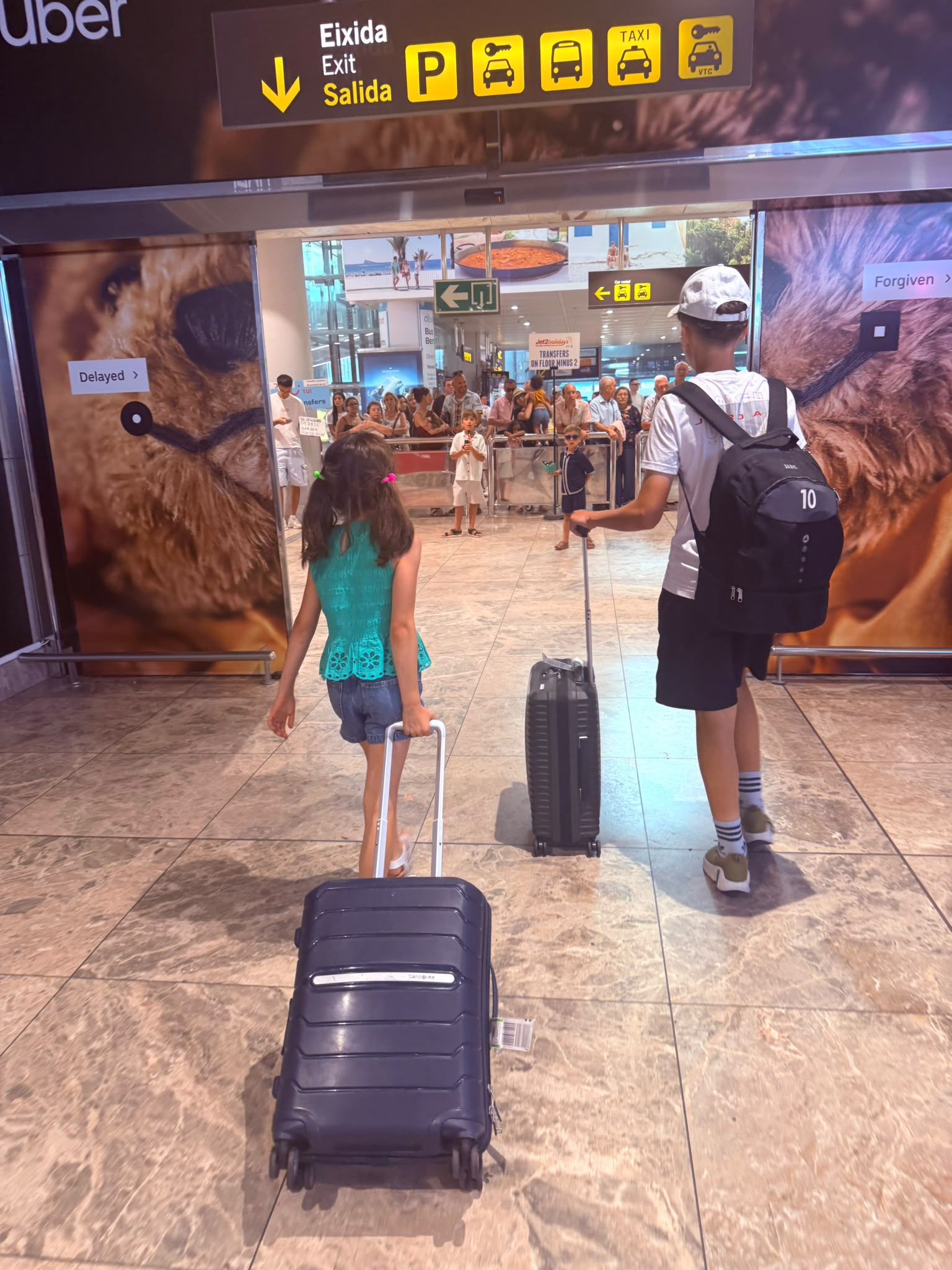 Sosirea în Alicante - copiii cu valizele în aeroport