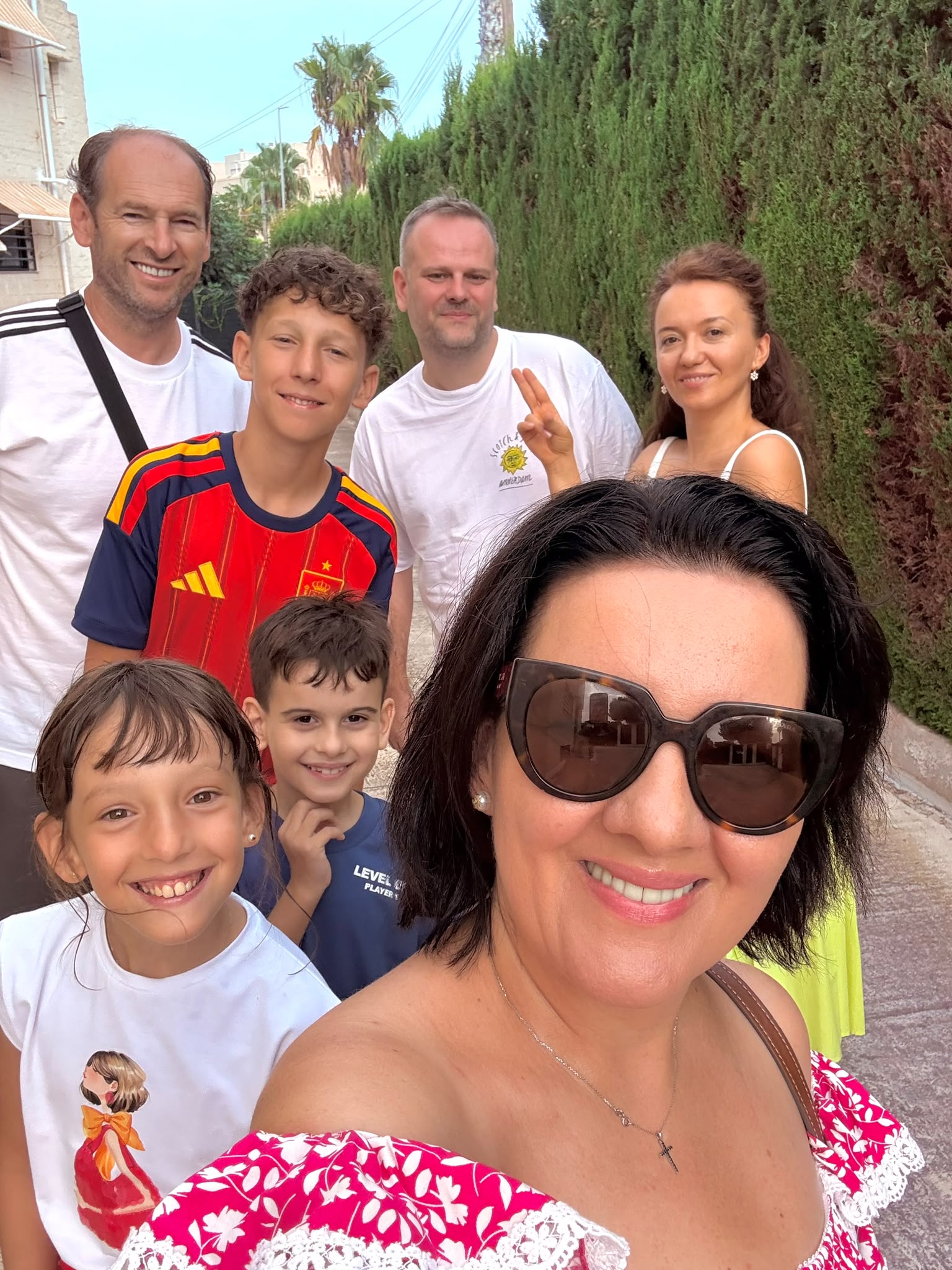 Manuela, Raul, Roxana, Matei și copiii, la selfie, în prima vizită de acasă