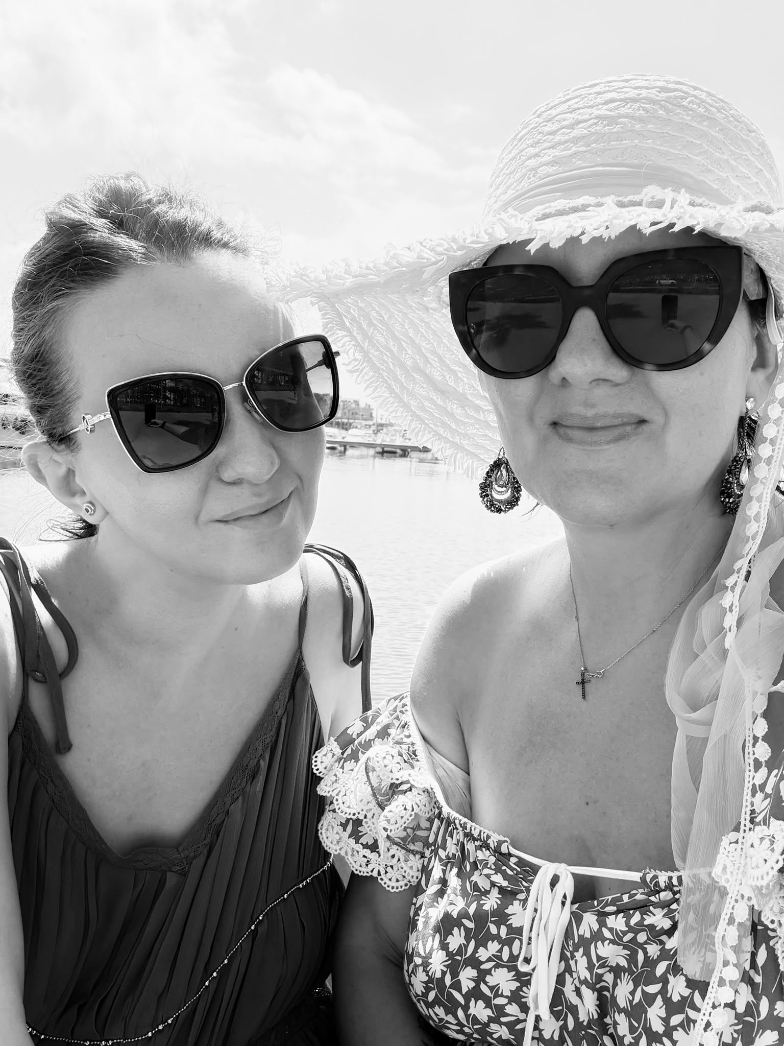 Manuela și sora ei, Roxana, selfie alb-negru la malul mării